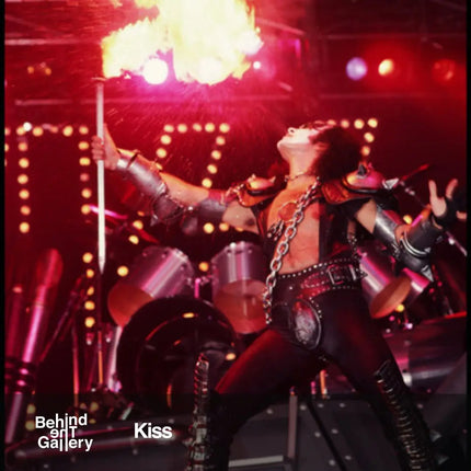 Kiss behindthegallery