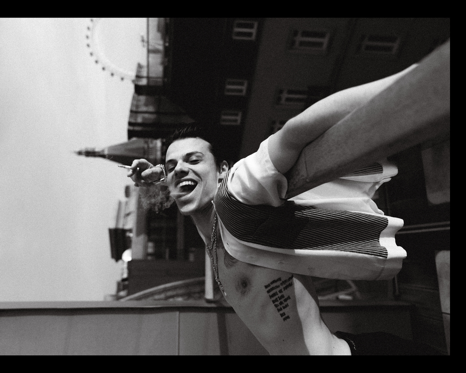 Yungblud corthina smile  behind the gallery 