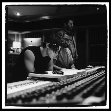 Yungblud Dom at the air 1 Tom pallant behind the gallery 