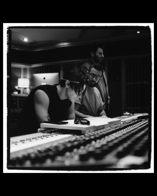 Yungblud Dom at the air 1 Tom pallant behind the gallery 