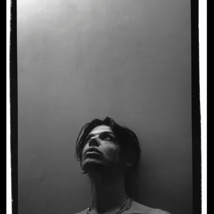 Yungblud  dom at home Tom pallant behind the gallery 