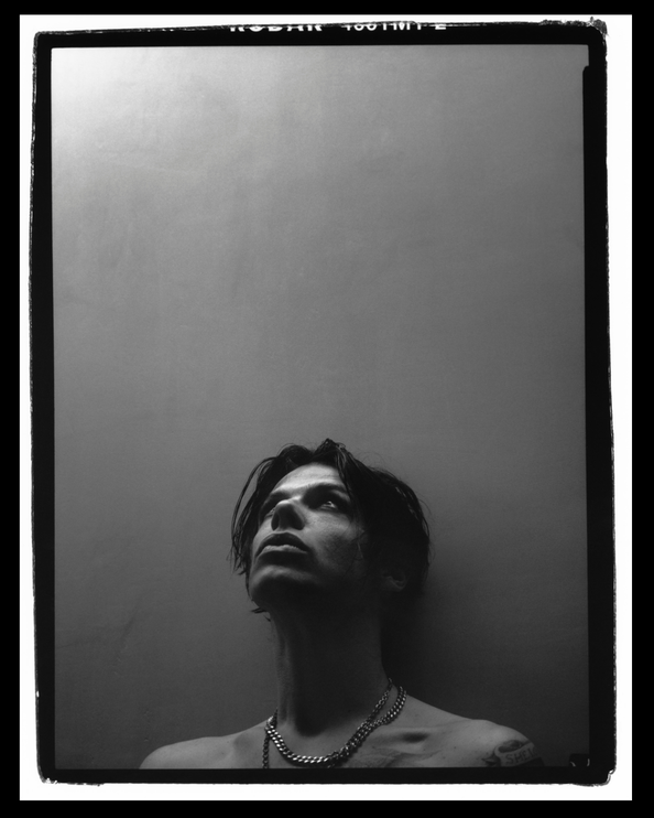 Yungblud  dom at home Tom pallant behind the gallery 