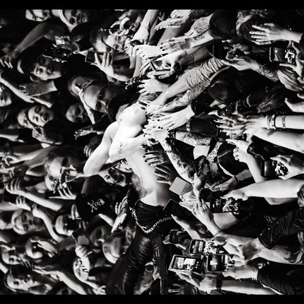 Yungblud Dom in the crowd Tom pallant behind the gallery 