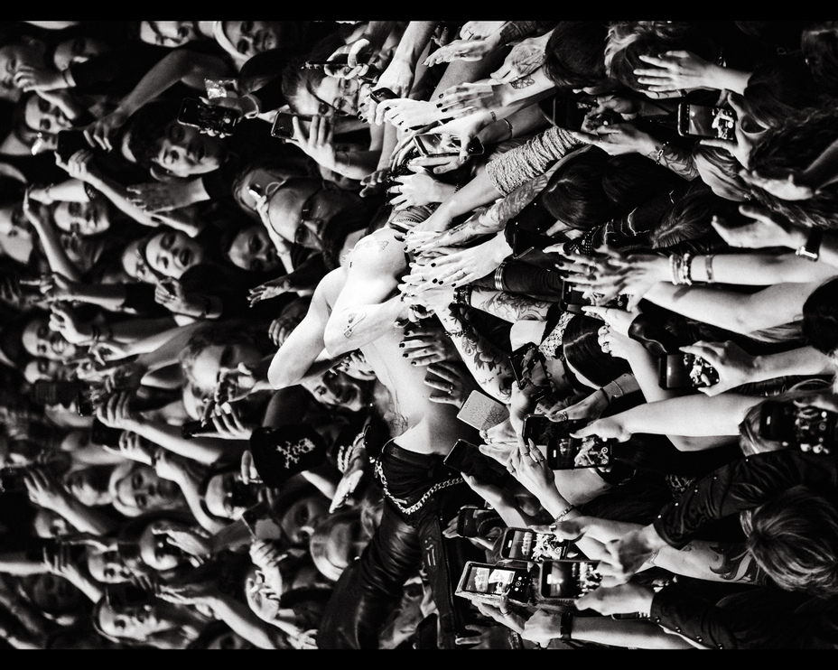 Yungblud Dom in the crowd Tom pallant behind the gallery 