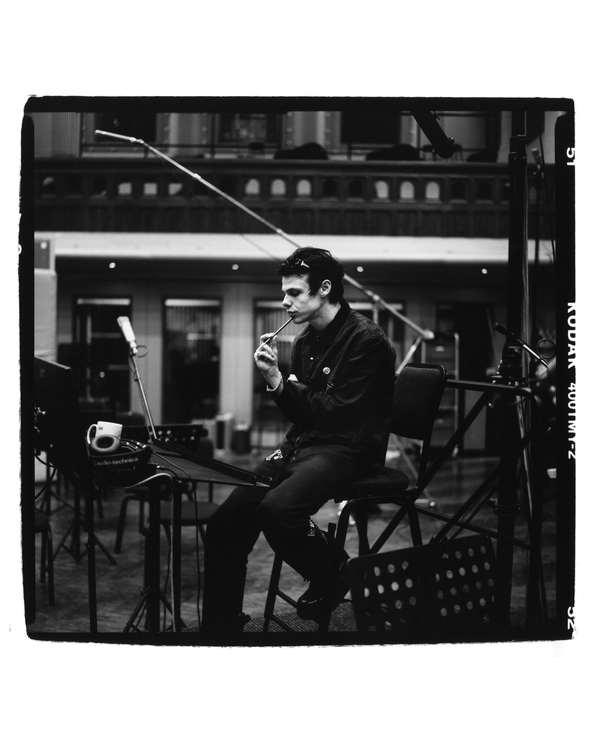 Yungblud some at the air 2 Tom pallant behind the gallery 