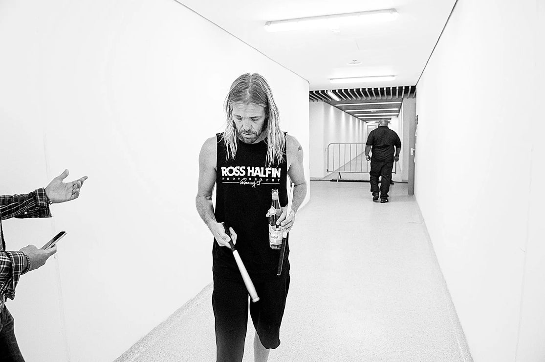 Taylor Hawkins Backstage — Foo Fighters, 2015, photographed by Ross Halfin | Behind The Gallery