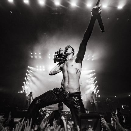 Yungblud Fleabag 1 Tom pallant behind the gallery 