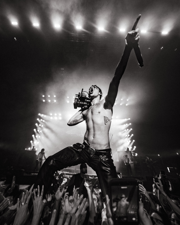 Yungblud Fleabag 1 Tom pallant behind the gallery 