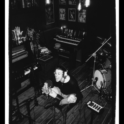 Yungblud the black lodge 2 Tom pallant behind the gallery 