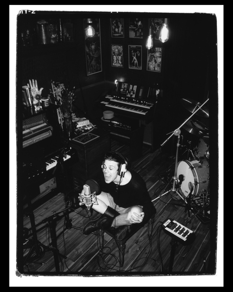 Yungblud the black lodge 2 Tom pallant behind the gallery 