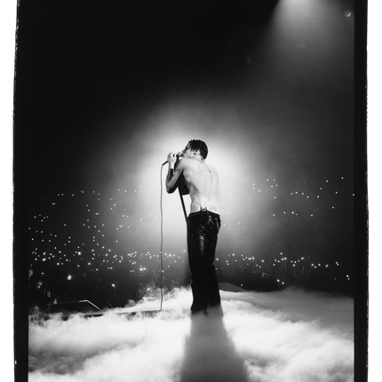 Yungblud Tom pallant behind the gallery 