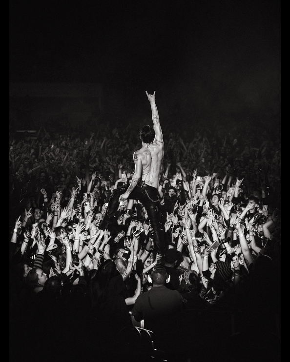 Yungblud Rom In The Crowd Tom pallant behind the gallery 