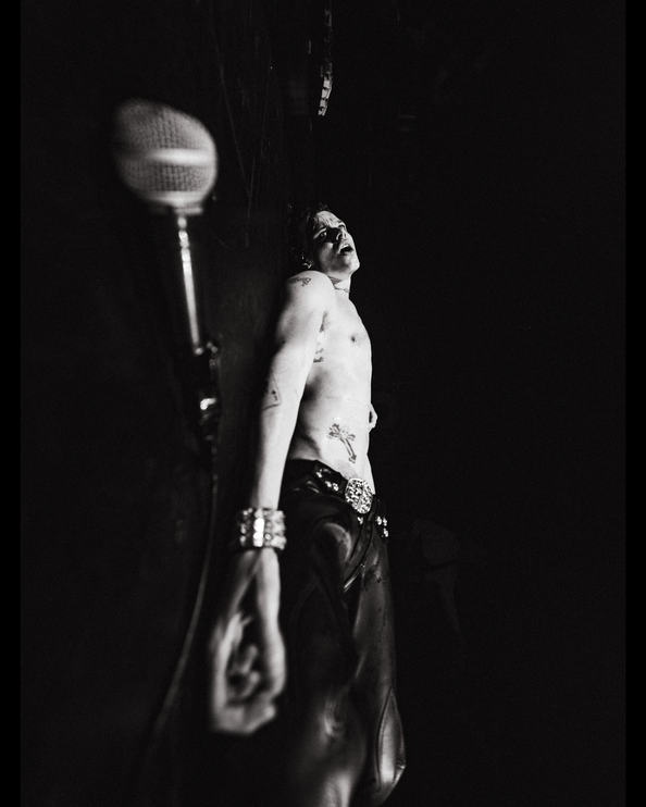 Yungblud Tom pallant behind the gallery 